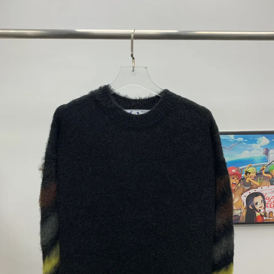 New top tested version OFFWHITE (OW) gradient mohair striped arrow sweater hoodie gradient rendering arrow couple sweater Mohair (English Mohair; Turkish: MUKHYAR) refers to the coat of Angora goats, also known as Angora goat hair. The name comes from Turkish, meaning "the best hair". It has good elasticity, pressure resistance and special luster. It is an excellent raw material for making plush fabrics and one of the most advanced animal textile fiber raw materials in the world market. Mohair has a shape similar to long wool. The fiber surface is smooth, strong luster, high strength, good elasticity, less curl, and easy to wash. Mohair can be used in jacquard blankets, long-haired coats and high-gloss wool fabrics. Mohair sweaters from ow are released every year🛒 The same style and ever-changing colors. There is really no girl who doesn’t love it. It is super suitable for wearing under a down jacket in winter without being bulky! If the lower body is missing, their favorite os version🙋🏻‍♀️ intuitively adds natural softness and fairy beauty effect, which is the best choice! The upper body is lightweight and does not weigh down the body while keeping warm. The sleeves and the gradient arrow parts on the back are repeatedly patterned until the gradient level is satisfied before large-scale products are released. The craftsmanship is extremely demanding. Each sweater is woolen at least ten times to give it a plush, thick feel and good fluffiness! ✅ Fabric composition: 50% mohair 32 spandex 18% wool, three-level anti-pilling Color: black and white gradient Sizes Mohair is lighter and softer, so be careful not to machine wash it, not machine washable! ! emphasize! !  ⚠️Hand wash with warm water and cold water P:440